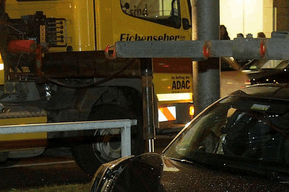 车主庆祝买车载妻子去吃饭，半途就出意外