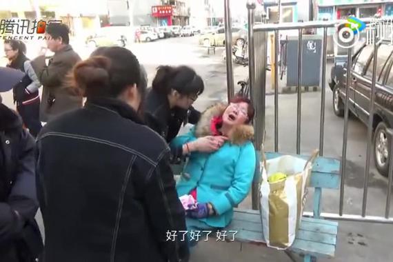 女保洁工剐蹭豪车 听赔偿金额后吓晕