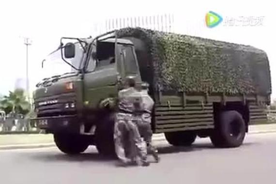 视频：解放军演示让汽车原地180度调头。