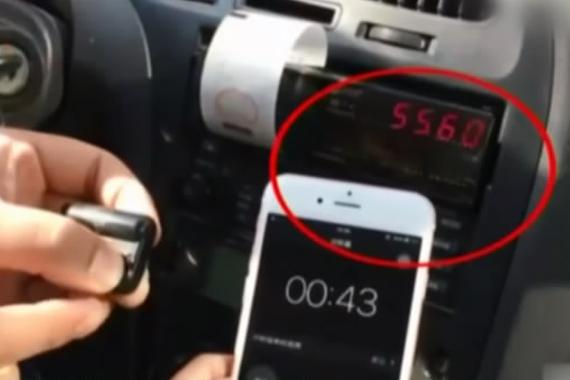 视频：首都机场克隆出租车 一分钟跳172元