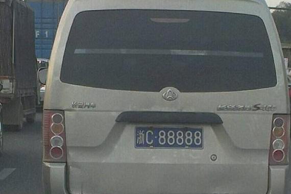 斗宾利，战玛莎，毁超跑，面包车挑战一切