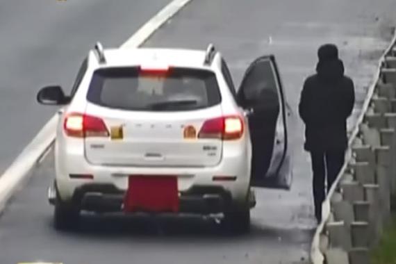 视频：高速路错过路口 男子遮牌倒车被抓