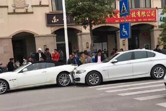 女司机又闯祸，开宝马撞烂玛莎拉蒂跑车！