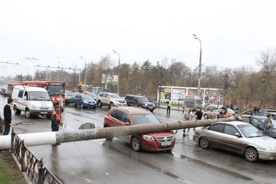 路灯倾倒砸中汽车，车主们吓得脸色苍白