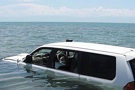 将车停在海边被淹，路人建议开淡水里泡泡