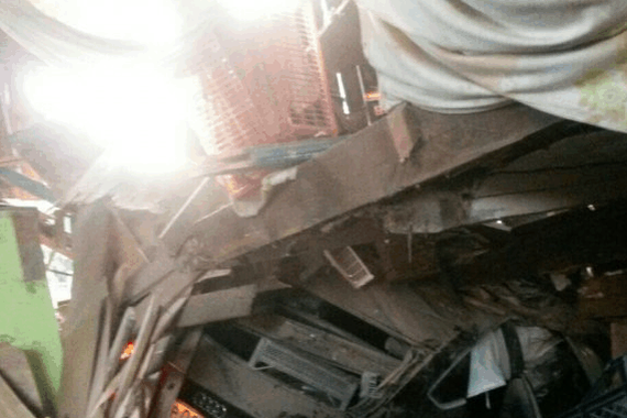 女司机由于操作失误，把别人家直接拆除