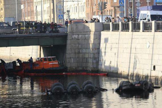 货车失控冲入河道，路人合力将司机救出