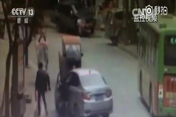 视频:撞车后不踩刹车 竟用双脚将车逼停