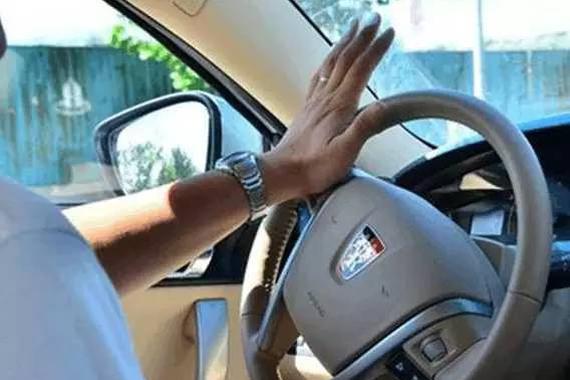 这样握方向盘等于作死 老司机们都被坑了！