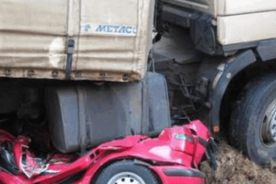 男子把车停在路边小解，回来后吓了一大跳