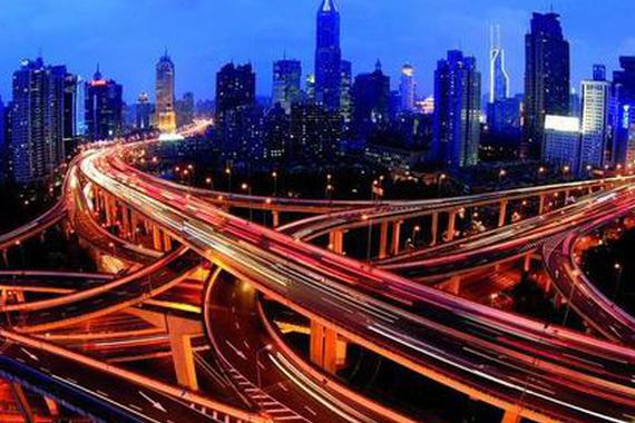 司机因恐高腿软踩不住刹车！