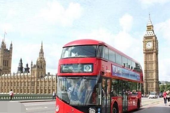 大巴车司机过桥底走神，自家车顶没了