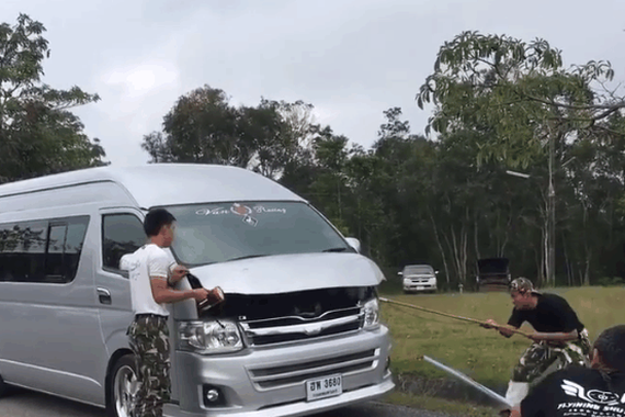 车头盖底下传出声音，检查后司机赶紧后退