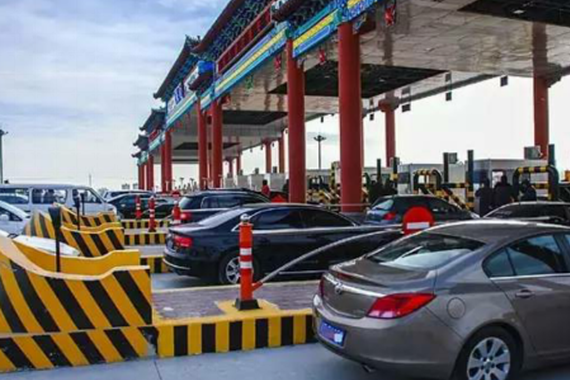 这些高速公路收费站行车陋习可是违法的！