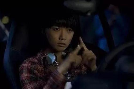 紧急刹车，怎么才能保证不撞车，不翻车？