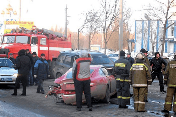 车主被公司辞退后飙车发泄，结果悲剧了