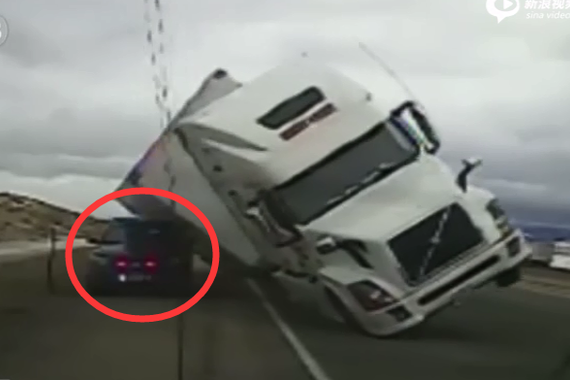 视频：绝对是“飞”来横祸！警车很遭殃