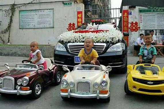 乡下人也会玩！这样的接亲车队一样很拉风