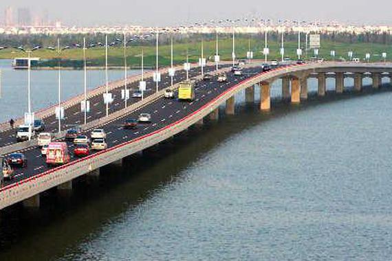 汽车进入跨湖大桥走到一半就消失