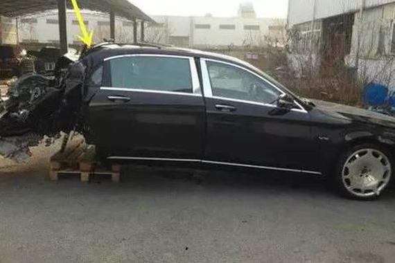 奔驰车尾被撞毁叫价80万出售，买家疯抢