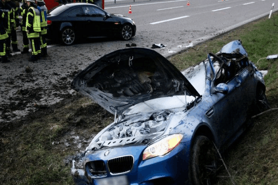 小伙驾新车在马路上飙车，最后送去填埋场