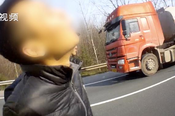 视频：男子表白遭拒 高速逆行致车祸