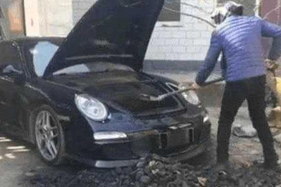 过年回家不忘本, 开保时捷帮爷爷拉煤