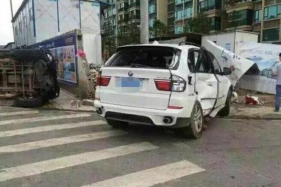 大奔强行换道侧面撞宝马X5却翻车