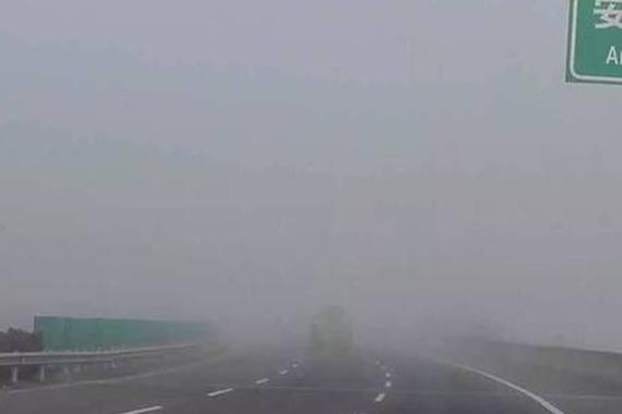 雾霾天气不开车灯等于耍流氓！