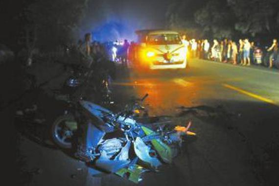 车祸现场：有人掩面哭泣，有人懊悔万分