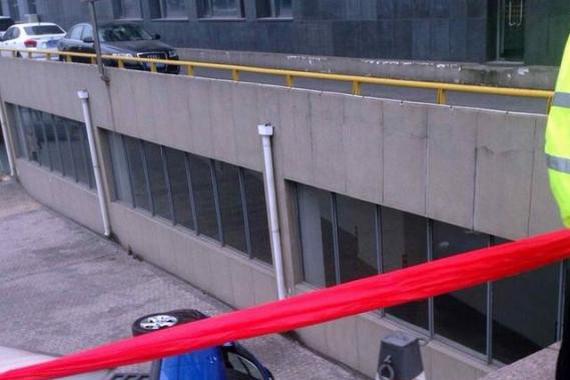 小车开进人行地下广场，女司机的杰作