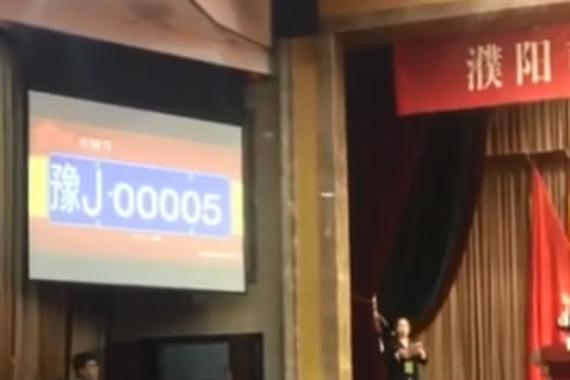 驾照是考手动还是自动挡 C1和C2啥区别?