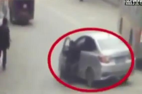 视频：新手上路！男子着急用双脚刹车