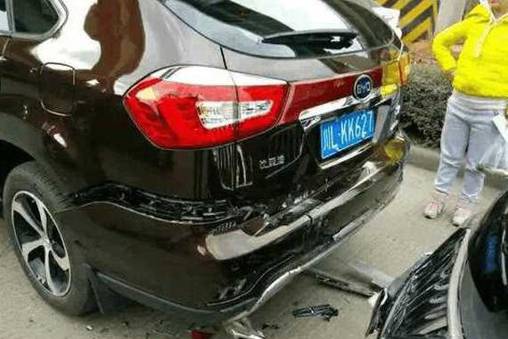 国产扛把子遭林肯追尾, 林肯车主心碎了