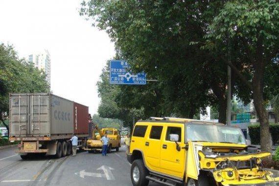 悍马SUV在路上发生碰撞，车身表现喜忧参半