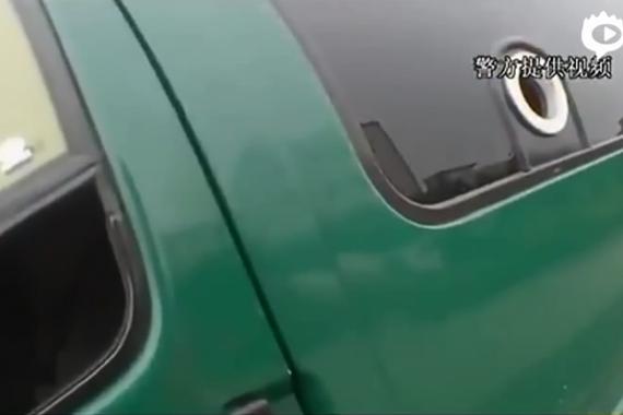 视频：交警检查运钞车 反被司机用枪威胁