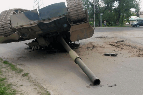 坦克在马路上倾翻，路人拿出手机拍照留念