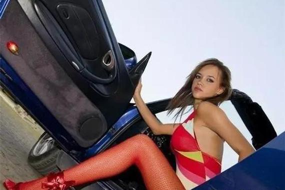 刚打开车门，就被抢劫了，要怎么预防？