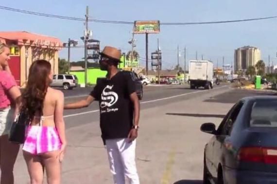 富二代站在本田前搭讪遭拒，随后...