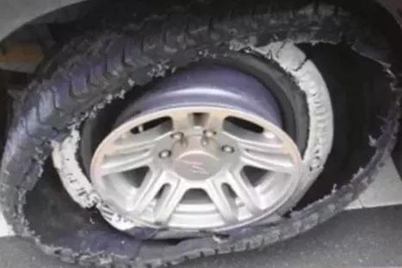 突然爆胎怎么办？这样操作，就是作死！