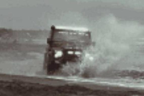 硬派越野巅峰对决 丰田LC76 vs 路虎卫士