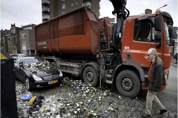 车主将车停垃圾桶旁，回来取车时双眼红润