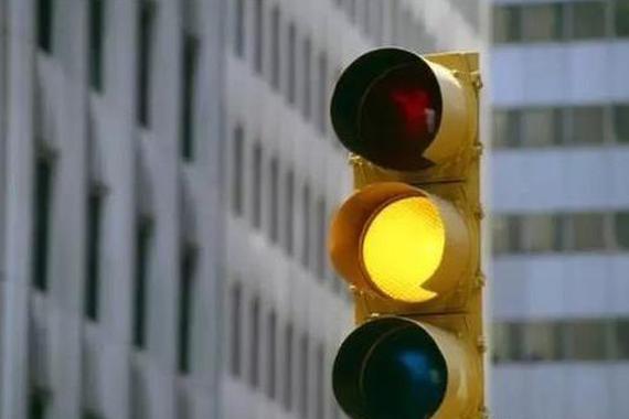 黄灯要亮了，一脚油门过去！会发生什么？