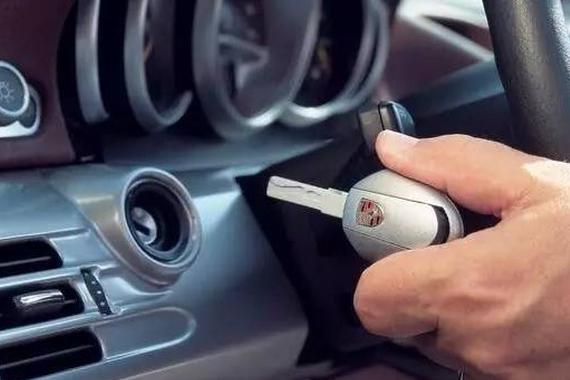 汽车钥匙应该一档一档拧？还是一拧到底？