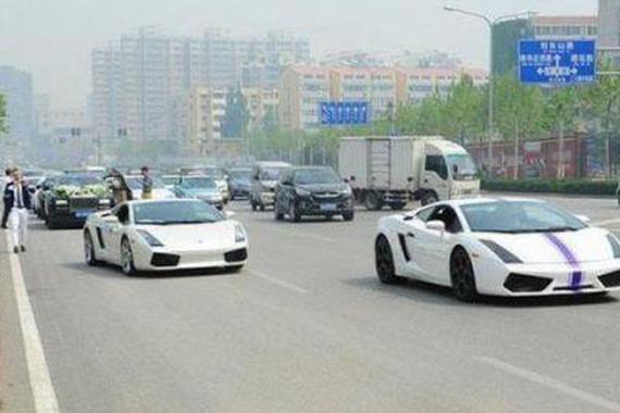 40辆加长悍马百辆豪车，中国土豪迎亲