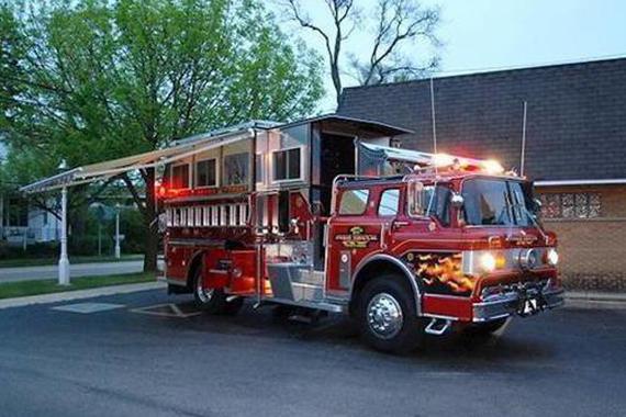 国外小伙竟然把消防车改成了房车