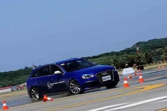 开车遇到险情，他是怎么紧急避让的？