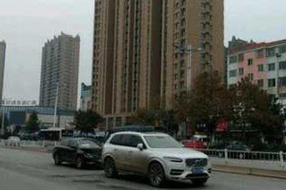 女司机撞车, 一个报废, 一个车漆都没有掉