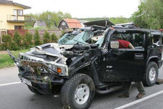 边开车边喝酒，结果悍马被开进了修理厂