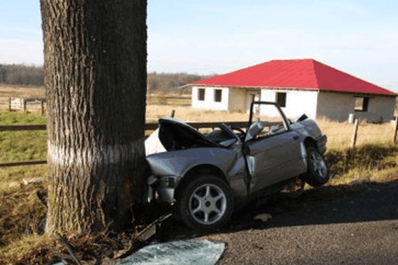 女司机一脚油门飙到180，把命都搭进去了